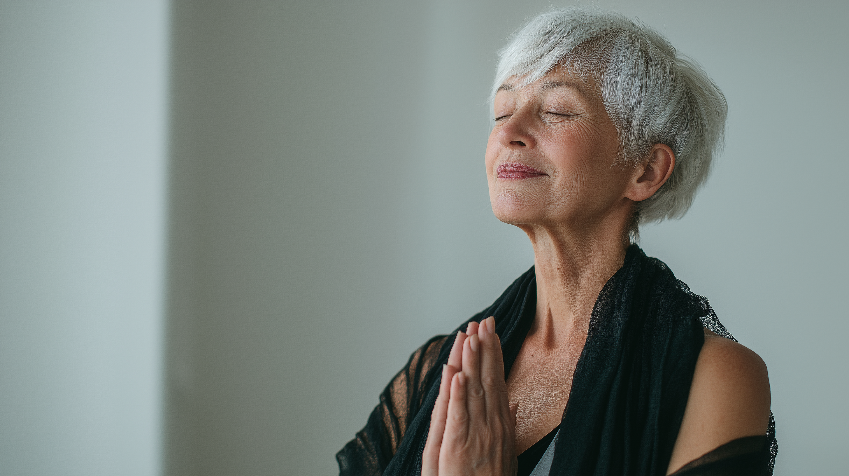 Літня жінка практикує йогу в спокійній позі